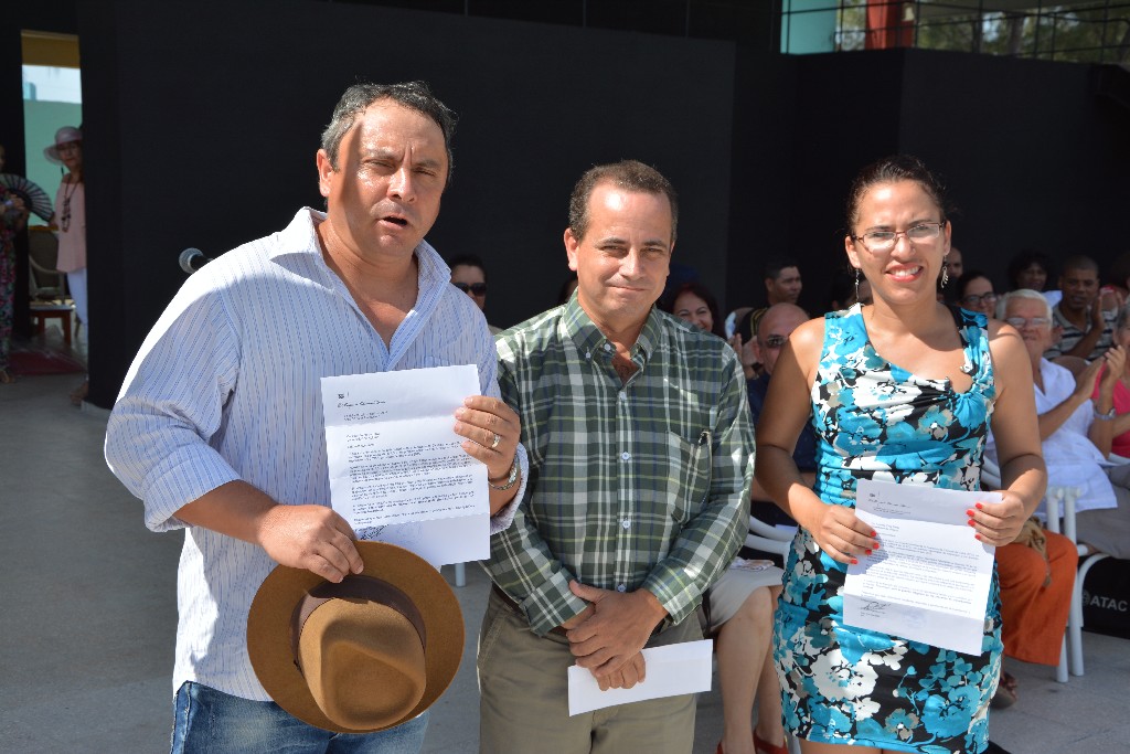 Dr.C. Ricardo Abreu (I) y Dr.C. Aniuska Ortiz (D), junto al Dr.C. Miguel Cruz Ramírez, Vicerrector de Investigaciones, luego de recibir la Carta de Reconocimiento del MES. Acto de cierre del Curso Escolar 2015-2016. Efectuado el 22 de julio de 2016 en el Centro Cultural Bariay de Holguín. UHO FOTO/Luis Ernesto Ruiz Martínez.