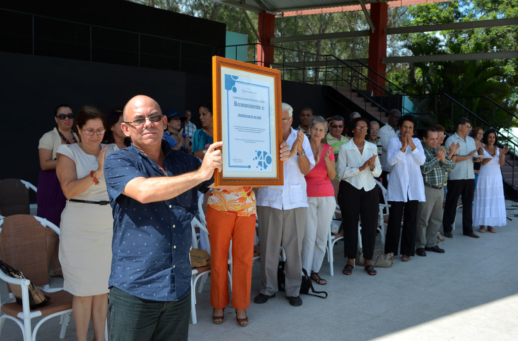 El Rector muestra el Reconocimiento anviado por el MES. Acto de cierre del Curso Escolar 2015-2016. Efectuado el 22 de julio de 2016 en el Centro Cultural Bariay de Holguín. UHO FOTO/Luis Ernesto Ruiz Martínez.