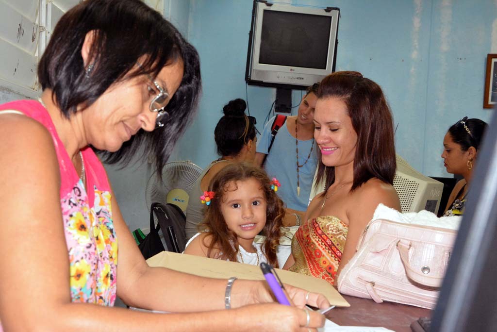 La familia participa en el proceso de matrícula para el nuevo curso escolar 2016-2017 que se desarrolla en todas las sedes de la Universidad de Holguín desde el lunes 29 de agosto de 2016. UHO FOTO/Luis Ernesto Ruiz Martínez.