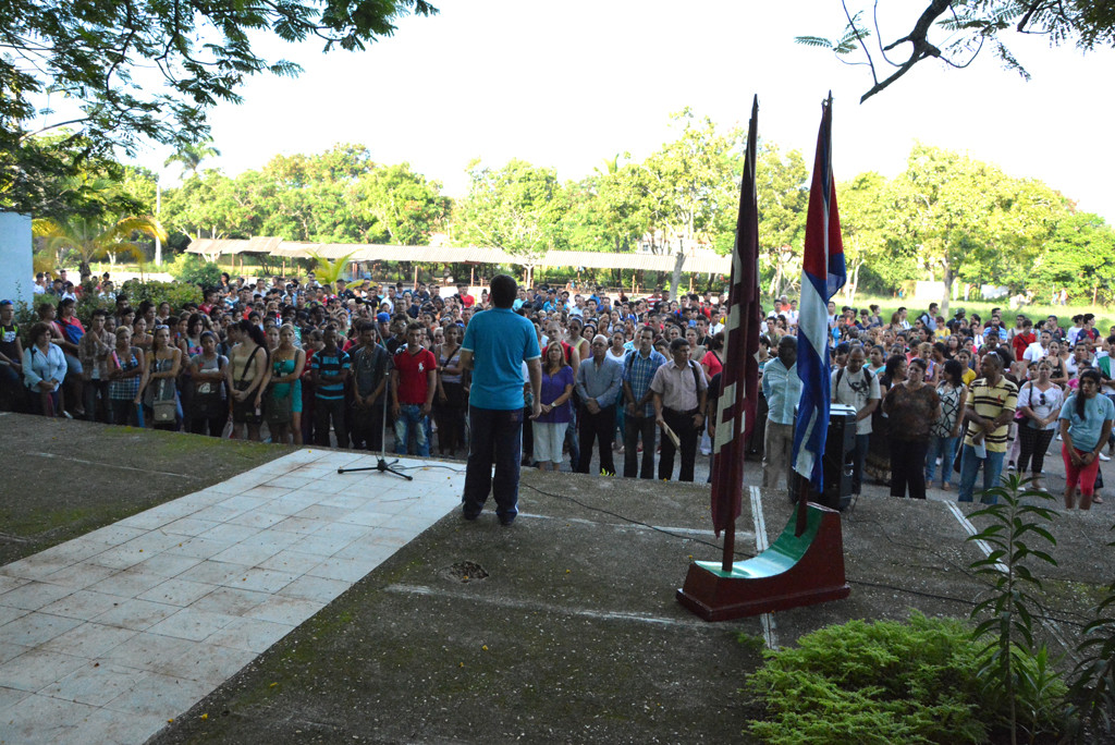 Los estudiantes de la Universidad de Holguín, organizados en la Federación Estudiantil Universitaria, se unen para reclamar que respeten al pueblo cubano. Desarrollado en la sede José de la Luz y Caballero el 27 de septiembre de 2016. Foto/Luis Ernesto Ruiz Martínez