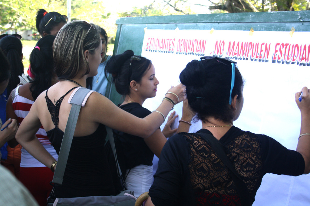 Los estudiantes de la Universidad de Holguín, organizados en la Federación Estudiantil Universitaria, se unen para reclamar que respeten al pueblo cubano. Desarrollado en la sede José de la Luz y Caballero. Foto/Yensy Torres Oliva