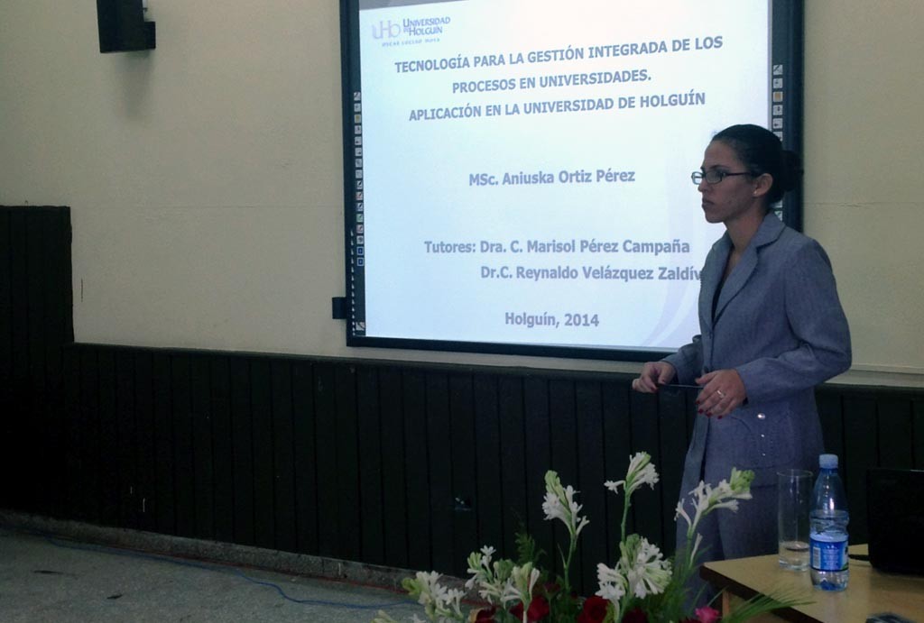 La Dr. C. Aniuska Ortiz Pérez, actualmente Jefa del Departamento de Calidad de la Universidad de Holguín, durante la defensa de su tesis doctoral.