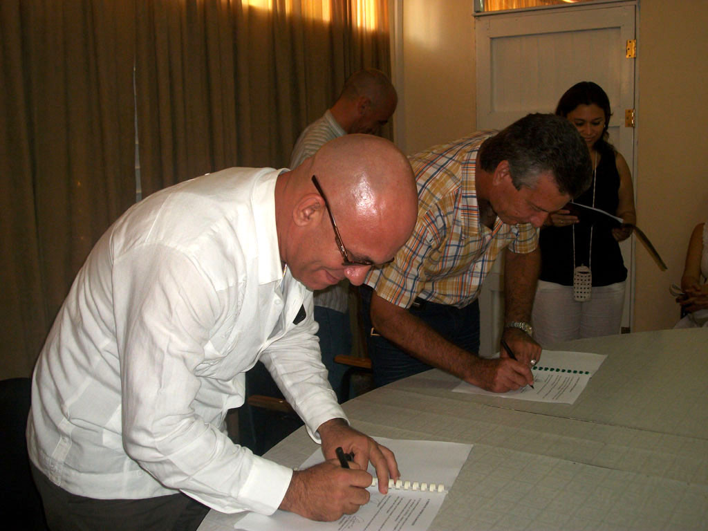 Firma de convenio de colaboración entre Educación Provincial y la Universidad de Holguín desarrollada en la Sede "José de la Luz y Caballero" de la Universidad de Holguín el 09 de octubre de 2015. UHO FOTO/Yudith Rojas Tamayo