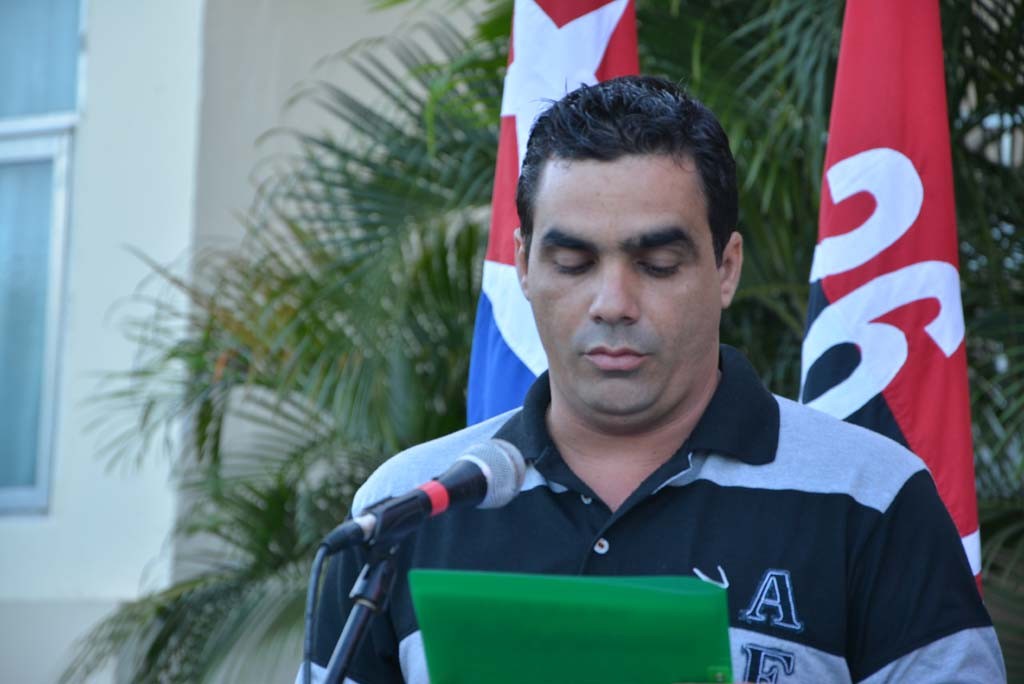 Ricardo Ramírez Román, Director Municipal de Educación en Holguín, interviene en el acto de abanderamiento del Destacamento Oscar Lucero Moya, integrado por estudiantes que se incorporan a impartir docencia en instituciones educacionales del territorio. Efectuado el jueves 15 de septiembre de 2016. UHO FOTO/Luis Ernesto Ruiz Martínez.
