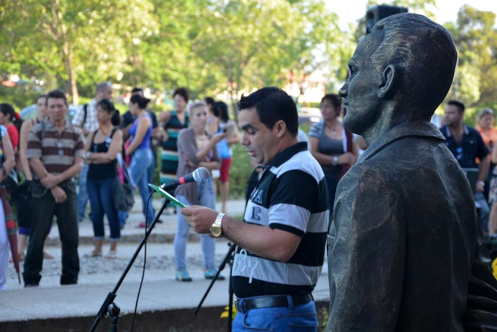 Ricardo Ramírez Román, Director Municipal de Educación en Holguín, interviene en el acto de abanderamiento del Destacamento Oscar Lucero Moya, integrado por estudiantes que se incorporan a impartir docencia en instituciones educacionales del territorio. Efectuado el jueves 15 de septiembre de 2016. UHO FOTO/Luis Ernesto Ruiz Martínez.