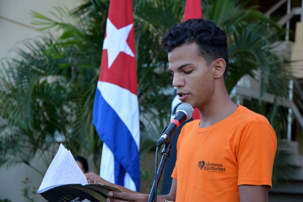Glessler Ramos, Vicepresidente de la FEU de la Universidad de Holguín, interviene en el acto de abanderamiento del Destacamento Oscar Lucero Moya, integrado por estudiantes que se incorporan a impartir docencia en instituciones educacionales del territorio. Efectuado el jueves 15 de septiembre de 2016. UHO FOTO/Luis Ernesto Ruiz Martínez.