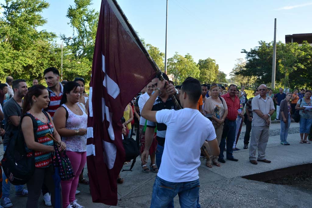 Luis Angel Acosta López recibe la bandera de la FEU que acompañará a los miembros del Destacamento Oscar Lucero de manos de Ricardo Ramírez, Director municipal de educación en Holguín. Acto efectuado el jueves 15 de septiembre de 2016. UHO FOTO/Luis Ernesto Ruiz Martínez.