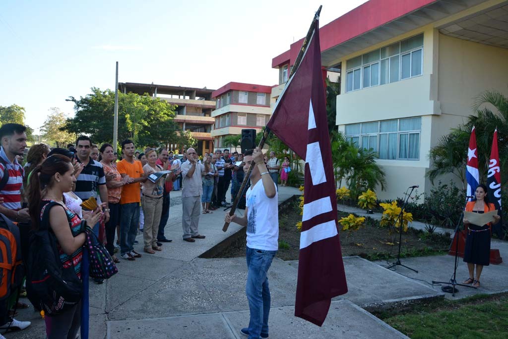 Luis Angel Acosta López muestra la bandera de la FEU que acompañará a los miembros del Destacamento Oscar Lucero. Acto efectuado el jueves 15 de septiembre de 2016. UHO FOTO/Luis Ernesto Ruiz Martínez.