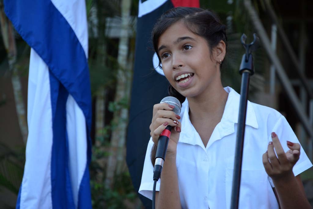 El Destacamento Oscar Lucero Moya, de la Universidad de Holguín, integrado por estudiantes que se incorporan a impartir docencia en instituciones educacionales del territorio, fue abanderado en la Sede que lleva el nombre del mártir holguinero. Efectuado el jueves 15 de septiembre de 2016. UHO FOTO/Luis Ernesto Ruiz Martínez.