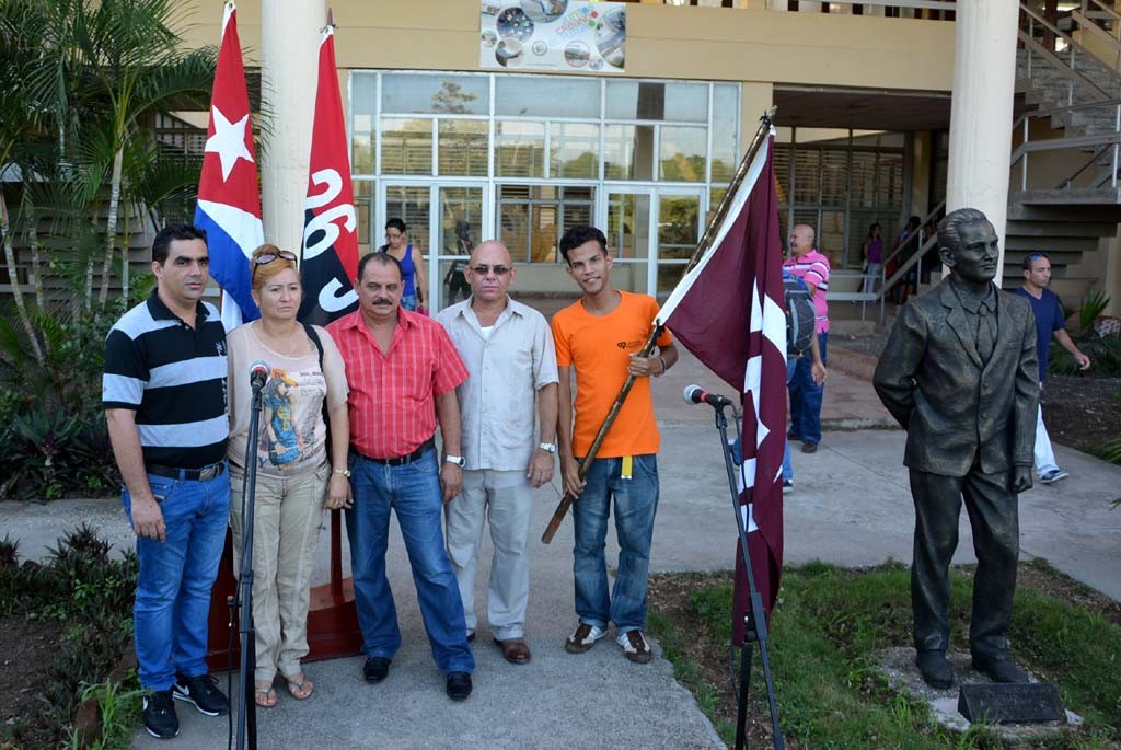 El Destacamento Oscar Lucero Moya, de la Universidad de Holguín, integrado por estudiantes que se incorporan a impartir docencia en instituciones educacionales del territorio, fue abanderado en la Sede que lleva el nombre del mártir holguinero. Efectuado el jueves 15 de septiembre de 2016. UHO FOTO/Luis Ernesto Ruiz Martínez.
