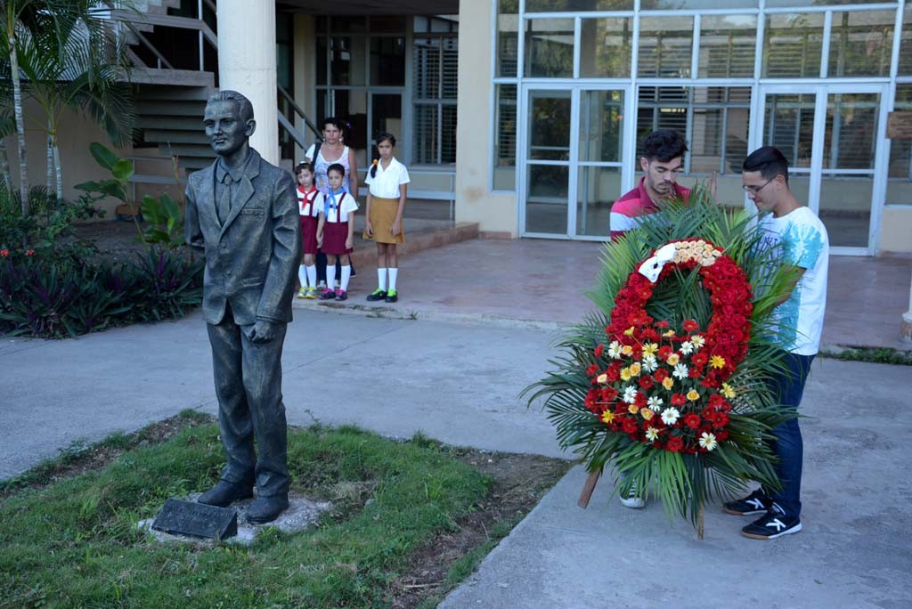 El Destacamento Oscar Lucero Moya, de la Universidad de Holguín, integrado por estudiantes que se incorporan a impartir docencia en instituciones educacionales del territorio, fue abanderado en la Sede que lleva el nombre del mártir holguinero. Efectuado el jueves 15 de septiembre de 2016. UHO FOTO/Luis Ernesto Ruiz Martínez.