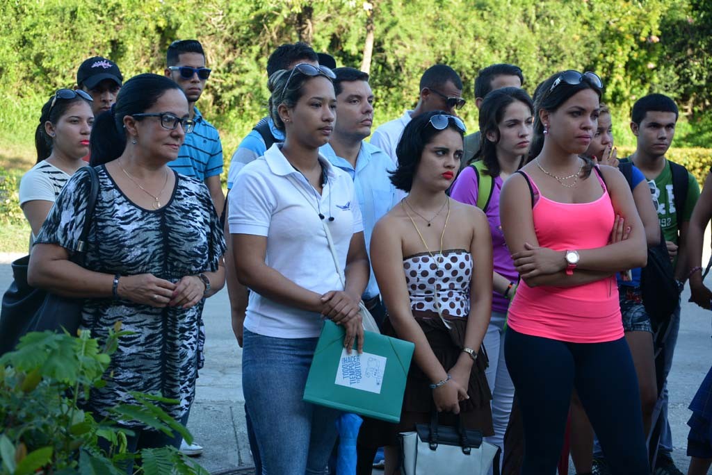 El Destacamento Oscar Lucero Moya, de la Universidad de Holguín, integrado por estudiantes que se incorporan a impartir docencia en instituciones educacionales del territorio, fue abanderado en la Sede que lleva el nombre del mártir holguinero. Efectuado el jueves 15 de septiembre de 2016. UHO FOTO/Luis Ernesto Ruiz Martínez.