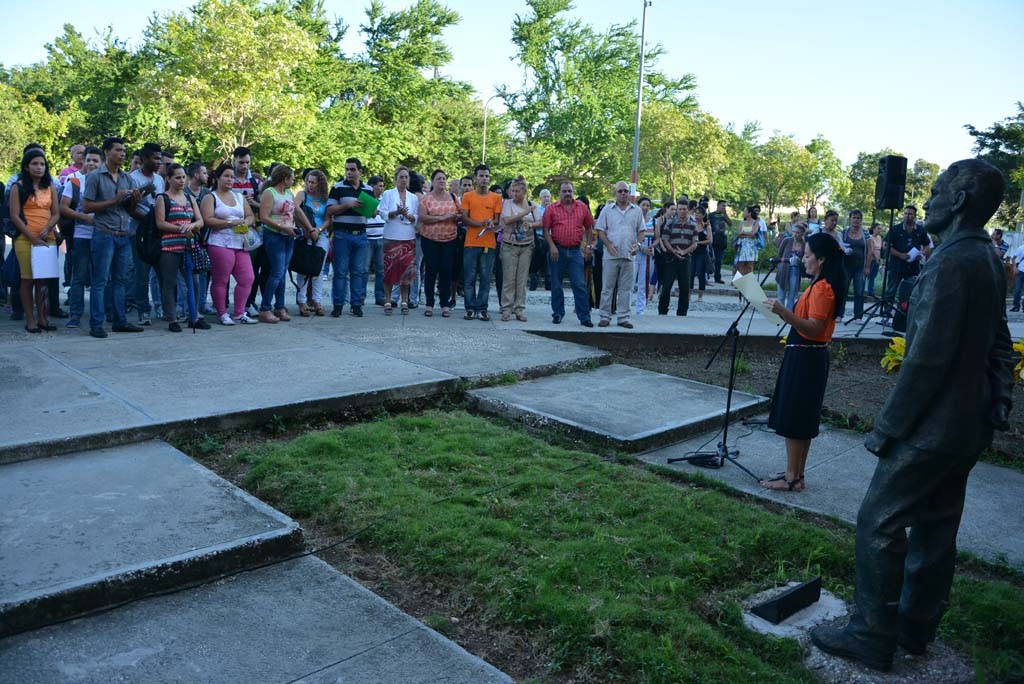El Destacamento Oscar Lucero Moya, de la Universidad de Holguín, integrado por estudiantes que se incorporan a impartir docencia en instituciones educacionales del territorio, fue abanderado en la Sede que lleva el nombre del mártir holguinero. Efectuado el jueves 15 de septiembre de 2016. UHO FOTO/Luis Ernesto Ruiz Martínez.