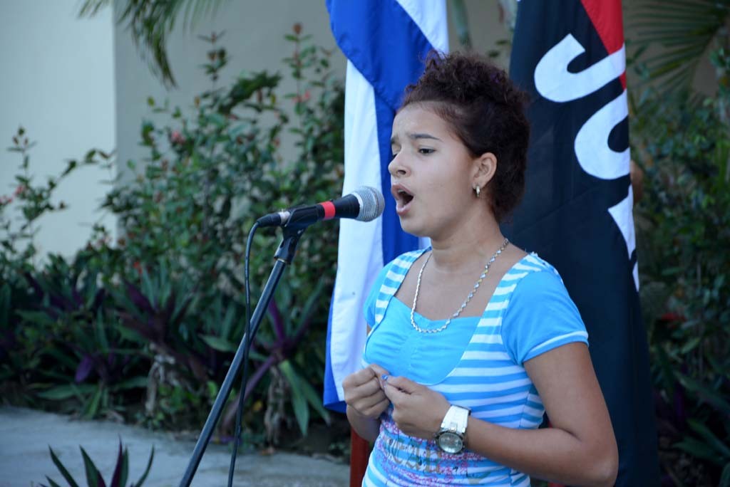 El Destacamento Oscar Lucero Moya, de la Universidad de Holguín, integrado por estudiantes que se incorporan a impartir docencia en instituciones educacionales del territorio, fue abanderado en la Sede que lleva el nombre del mártir holguinero. Efectuado el jueves 15 de septiembre de 2016. UHO FOTO/Luis Ernesto Ruiz Martínez.