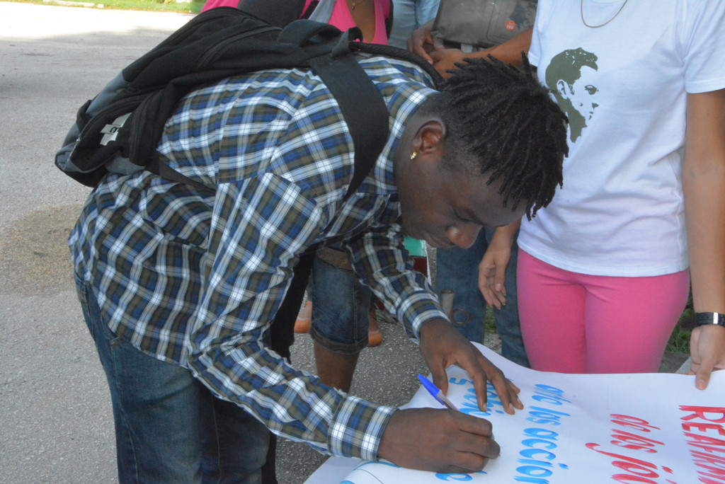 Estudiantes angolanos estampan su firma para manifestar su desacuerdo con las intenciones de las becas World Learning. Desarrollado en la sede Oscar Lucero Moya, el 28 de septiembre de 2016-UHO/Foto: Yudith Rojas Tamayo