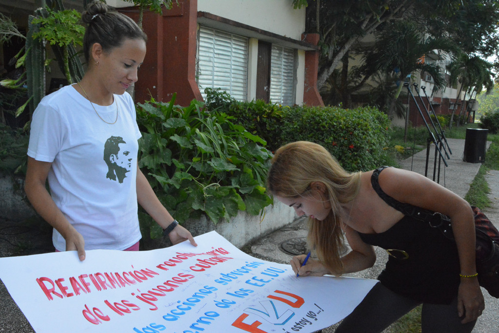 Estudiantes universitarios estampan su firma para manifestar su desacuerdo con las intenciones de las becas World Learning. Desarrollado en la sede Oscar Lucero Moya, el 28 de septiembre de 2016-UHO/Foto: Yudith Rojas Tamayo
