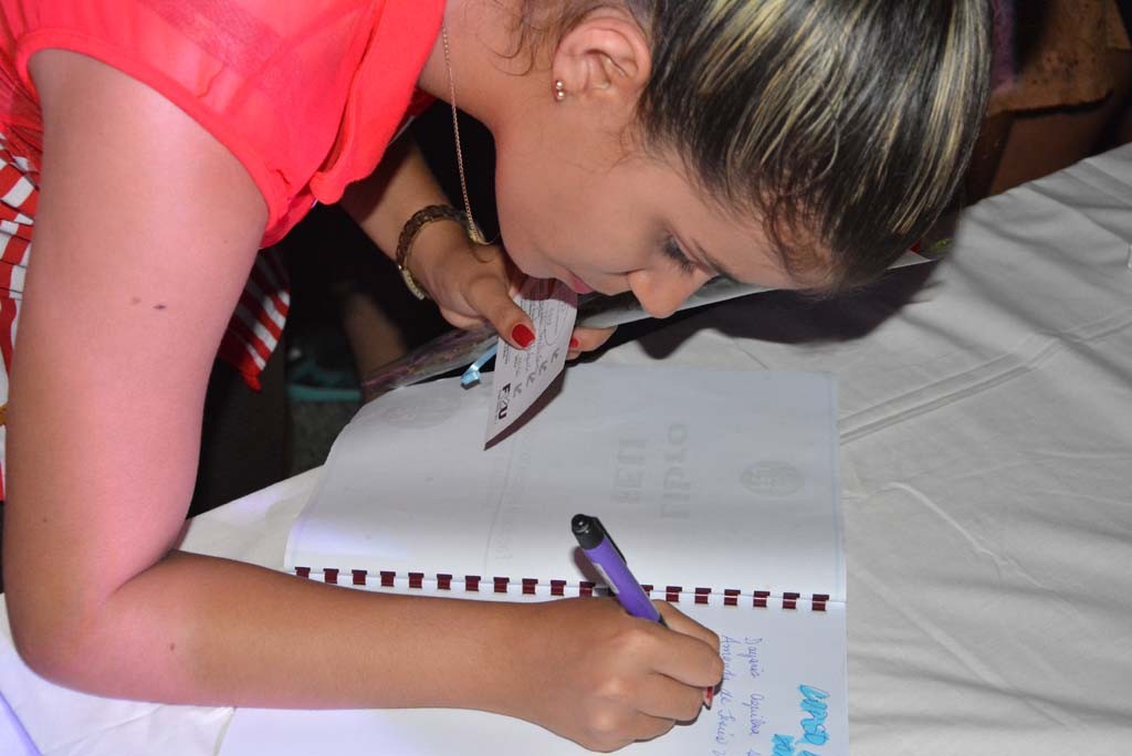 Estudiantes de la Universidad de Holguín firman el Libro de la FEU, como constancia de su ingreso a la organización. Efectuado el 29 de septiembre de 2016 en la Sede Oscar Lucero Moya. UHO FOTO/Luis Ernesto Ruiz Martínez.
