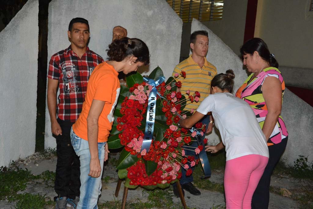Estudiantes y profesores depositan ofrenda floral a José Antonilo Echeverría, minutos antes de iniciar el acto de ingreso a la FEU de estudiantes de primer año de la Universidad de Holguín. Efectuado el 29 de septiembre de 2016 en la Sede Oscar Lucero Moya. UHO FOTO/Luis Ernesto Ruiz Martínez.