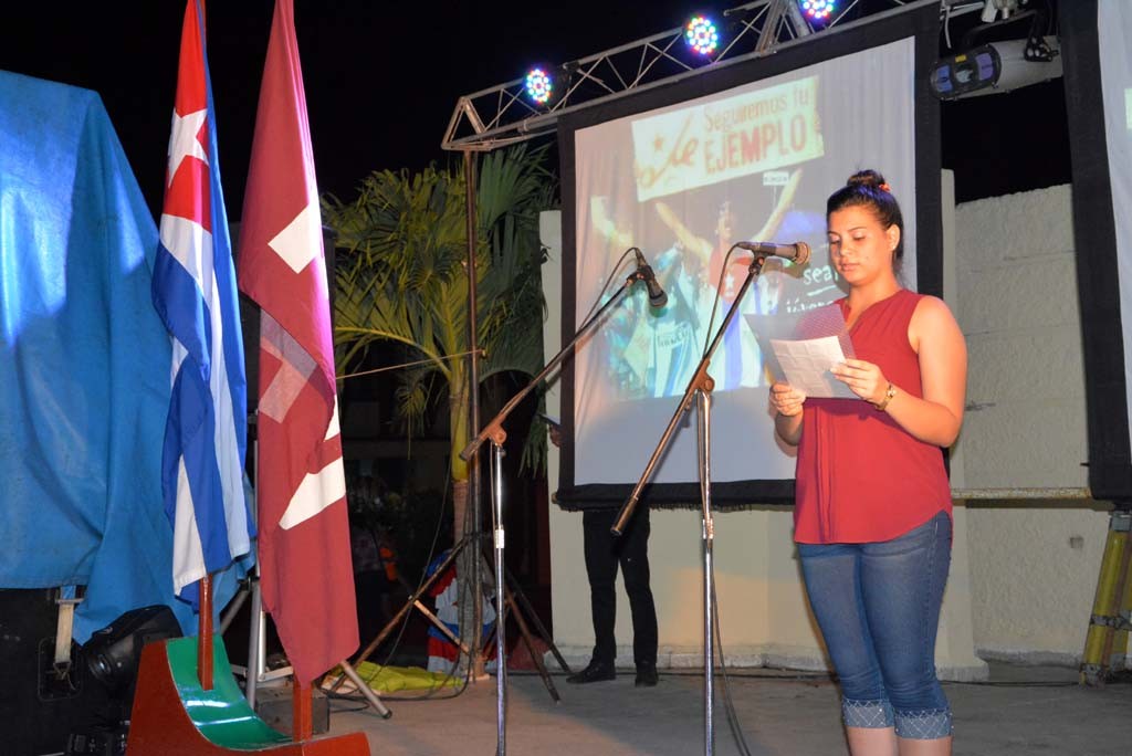 En nombre de los estudiantes de primer año intervino Amanda de Jesús Verdecia Martín, alumna de la carrera de derecho. Acto de ingreso a la FEU de estudiantes de primer año de la Universidad de Holguín. Efectuado el 29 de septiembre de 2016 en la Sede Oscar Lucero Moya. UHO FOTO/Luis Ernesto Ruiz Martínez.