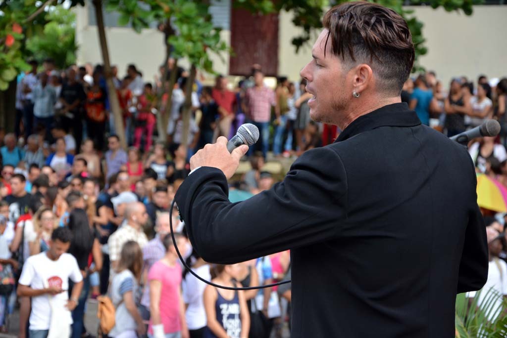 Yuri Suárez interpreta "El necio", de Silvio Rodríguez, como parte del acto de inicio del curso escolar 2016-2017. Efectuado en la Facultad de Cultura Física el 5 de septiembre de 2016. UHO FOTO/Luis Ernesto Ruiz Martínez.