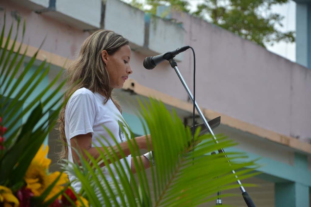 Rosalina Gretel Ramírez, presidenta de la FEU en la Universidad de Holguín, dió la bienvenida a los estudiantes durante el acto de inicio del curso escolar 2016-2017. Efectuado en la Facultad de Cultura Física el 5 de septiembre de 2016. UHO FOTO/Luis Ernesto Ruiz Martínez.