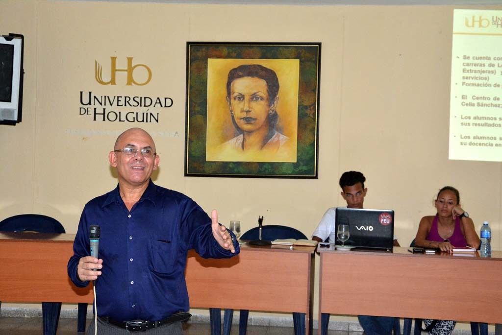 Intercambio del Dr.C Reynaldo Velázquez Zaldívar, Rector de la Universidad de Holguín, con estudiantes de primer año de la Sede Celia Sánchez Manduley. Efectuado el 8 de septiembre de 2016. UHO FOTO/Luis Ernesto Ruiz Martínez.