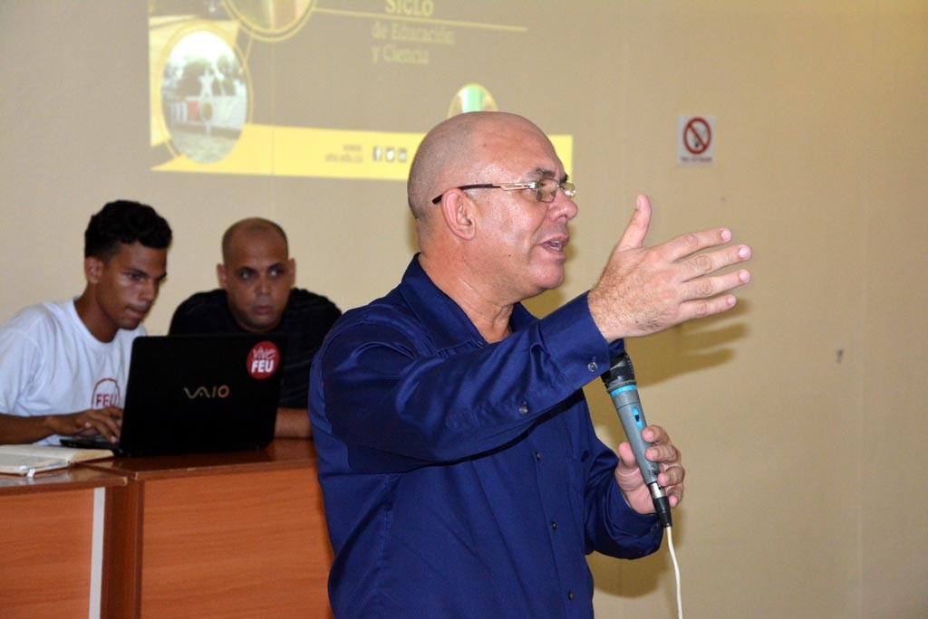 Intercambio del Dr.C Reynaldo Velázquez Zaldívar, Rector de la Universidad de Holguín, con estudiantes de primer año de la Sede Celia Sánchez Manduley. Efectuado el 8 de septiembre de 2016. UHO FOTO/Luis Ernesto Ruiz Martínez.