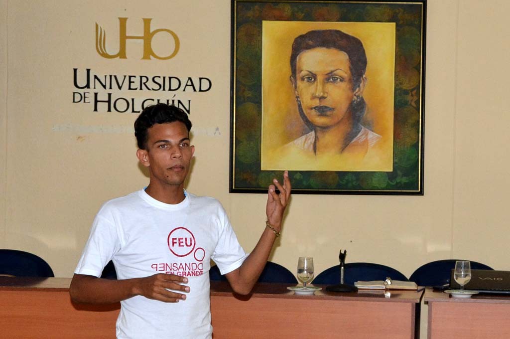 Glesler Ramos, Vicepresidente de la FEU, habla a los estudiantes de primer año de la Sede Celia Sánchez Manduley sobre las características de la organización. Efectuado el 8 de septiembre de 2016. UHO FOTO/Luis Ernesto Ruiz Martínez.