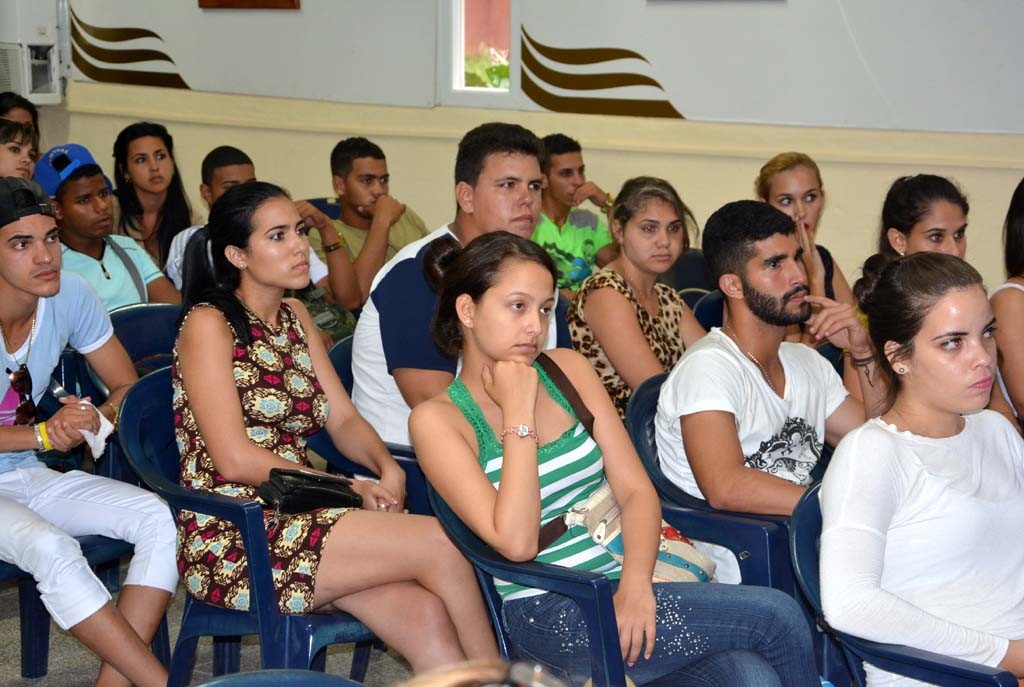 Intercambio del Dr.C Reynaldo Velázquez Zaldívar, Rector de la Universidad de Holguín, con estudiantes de primer año de la Sede Celia Sánchez Manduley. Efectuado el 8 de septiembre de 2016. UHO FOTO/Luis Ernesto Ruiz Martínez.