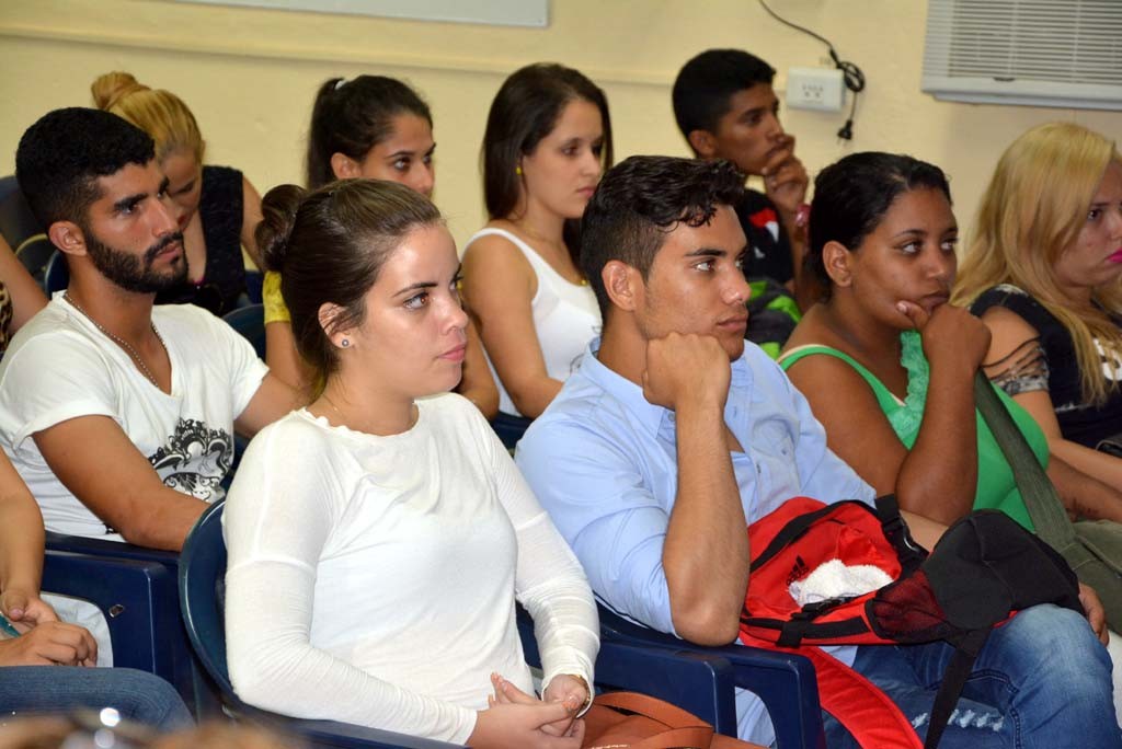 Intercambio del Dr.C Reynaldo Velázquez Zaldívar, Rector de la Universidad de Holguín, con estudiantes de primer año de la Sede Celia Sánchez Manduley. Efectuado el 8 de septiembre de 2016. UHO FOTO/Luis Ernesto Ruiz Martínez.