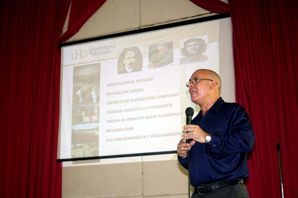 Intercambio del Dr.C Reynaldo Velázquez Zaldívar, Rector de la Universidad de Holguín, con estudiantes de primer año de la Sede José de la Luz y Caballero. Efectuado el 8 de septiembre de 2016. UHO FOTO/Osmel Chapman Pérez.