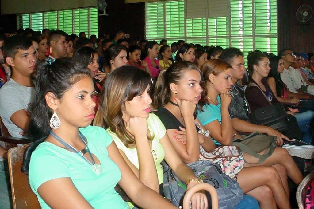 Intercambio del Dr.C Reynaldo Velázquez Zaldívar, Rector de la Universidad de Holguín, con estudiantes de primer año de la Sede José de la Luz y Caballero. Efectuado el 8 de septiembre de 2016. UHO FOTO/Francisco Rojas González.