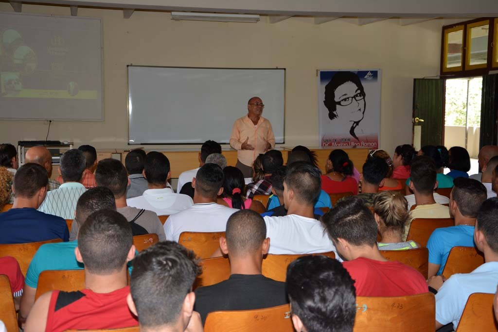El Dr.C Reynaldo Velázquez Zaldívar, Rector de la Universidad de Holguín, ofrece detalles sobre el funcionamiento de la institución durante el encuentro con estudiantes de primer año de la Facultad de Cultura Física. Efectuado en la Sede Manuel Fajardo el 5 de septiembre de 2016. UHO FOTO/Luis Ernesto Ruiz Martínez..