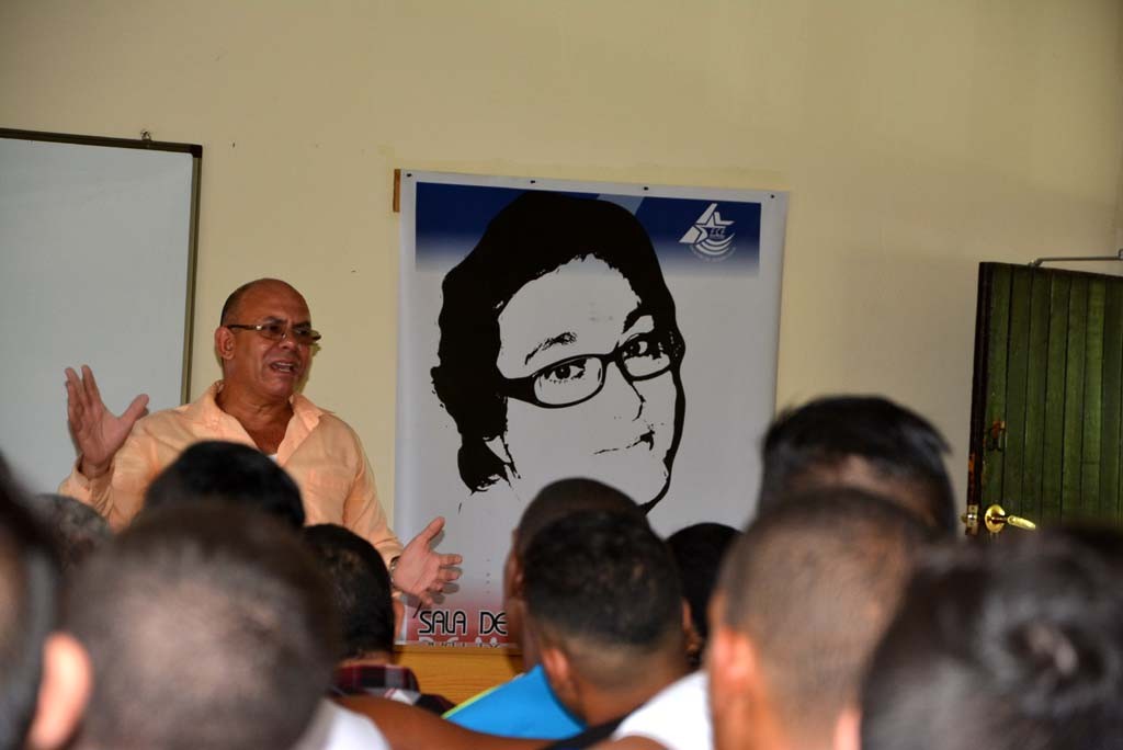 El Dr.C Reynaldo Velázquez Zaldívar, Rector de la Universidad de Holguín, sostuvo un encuentro con estudiantes de primer año de la Facultad de Cultura Física. Efectuado en la Sede Manuel Fajardo el 5 de septiembre de 2016. UHO FOTO/Luis Ernesto Ruiz Martínez.