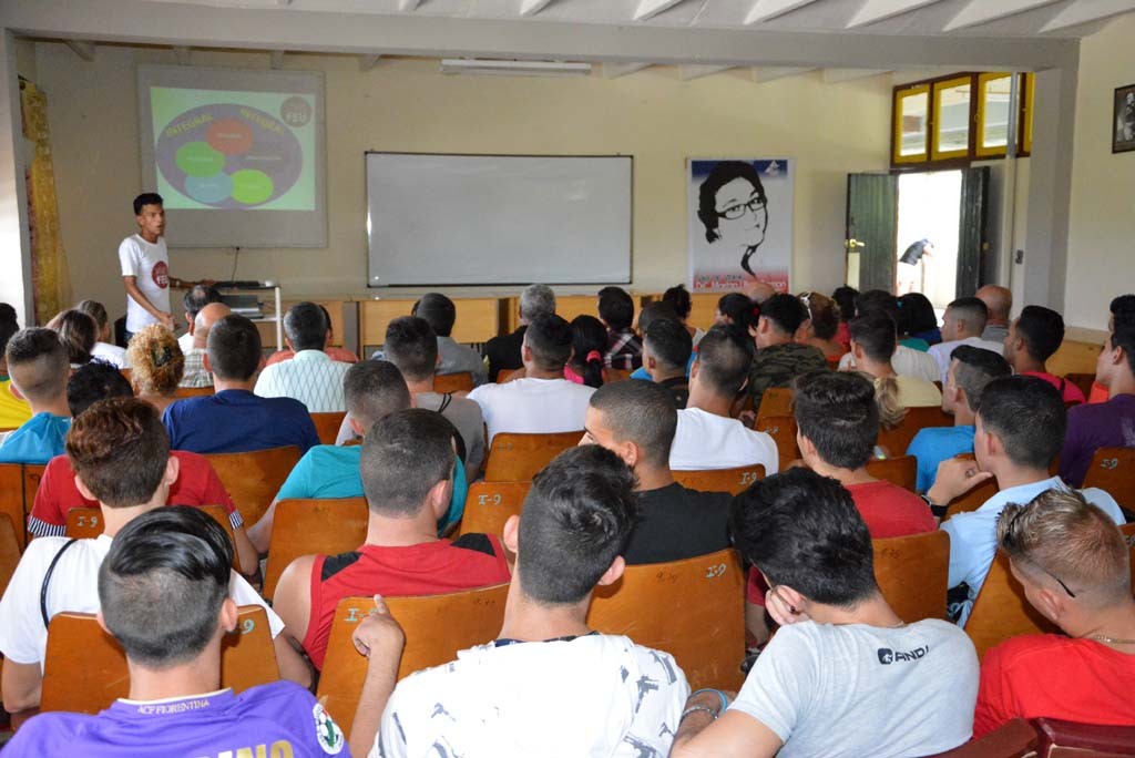 Glesler Ramos, Vicepresidente de la FEU de la Universidad de Holguín, explica elementos del funcionamiento de la organización a estudiantes de primer año de la Facultad de Cultura Física. Efectuado en la Sede Manuel Fajardo el 5 de septiembre de 2016. UHO FOTO/Luis Ernesto Ruiz Martínez.