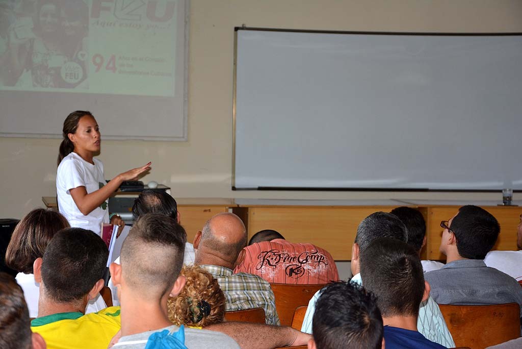 Rosalina Gretel Ramírez, Presidente de la FEU de la Universidad de Holguín, conversa con estudiantes de primer año de la Facultad de Cultura Física. Efectuado en la Sede Manuel Fajardo el 5 de septiembre de 2016. UHO FOTO/Luis Ernesto Ruiz Martínez.