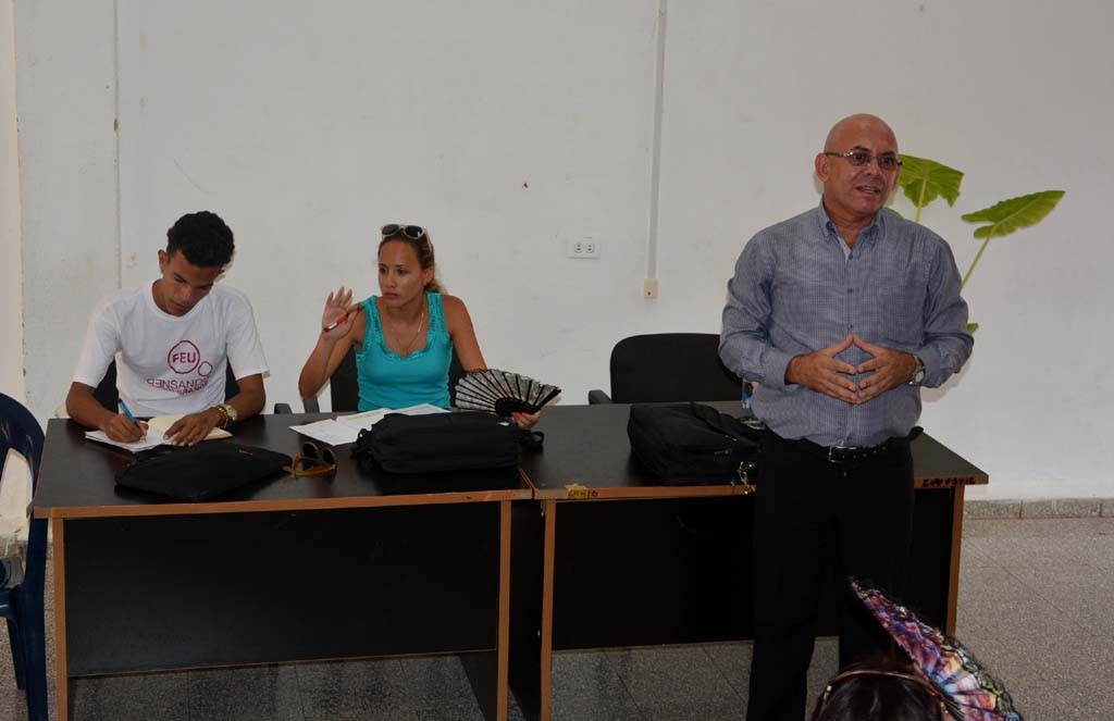 Dirigentes de la FEU acompañan al Dr.C. Reynaldo Velázquez Zaldívar, Rector de la Universidad de Holguín, en el encuentro con estudiantes de primer año de la Facultad de Ciencias Económicas y Administración. Efectuado el 12 de septiembre de 2016 en la Sede Oscar Lucero Moya. UHO FOTO/Luis Ernesto Ruiz Martínez.
