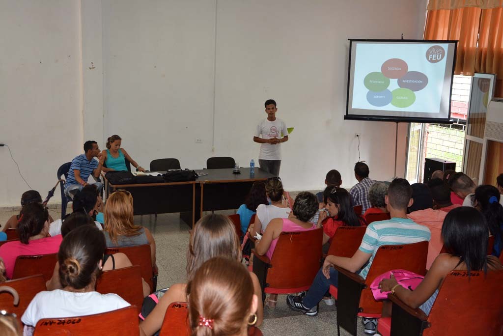 Glessler Ramos, vicepresidente de la FEU en la Universidad de Holguín, explica el funcionamiento de la organización a estudiantes de primer año de la Facultad de Ciencias Económicas y Administración. Efectuado el 12 de septiembre de 2016 en la Sede Oscar Lucero Moya. UHO FOTO/Luis Ernesto Ruiz Martínez.
