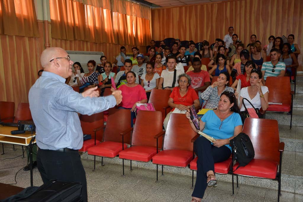 Encuentro del Dr.C. Reynaldo Velázquez Zaldívar, Rector de la Universidad de Holguín, con estudiantes de primer año de la Facultad de Ciencias Económicas y Administración. Efectuado el 12 de septiembre de 2016 en la Sede Oscar Lucero Moya. UHO FOTO/Luis Ernesto Ruiz Martínez.