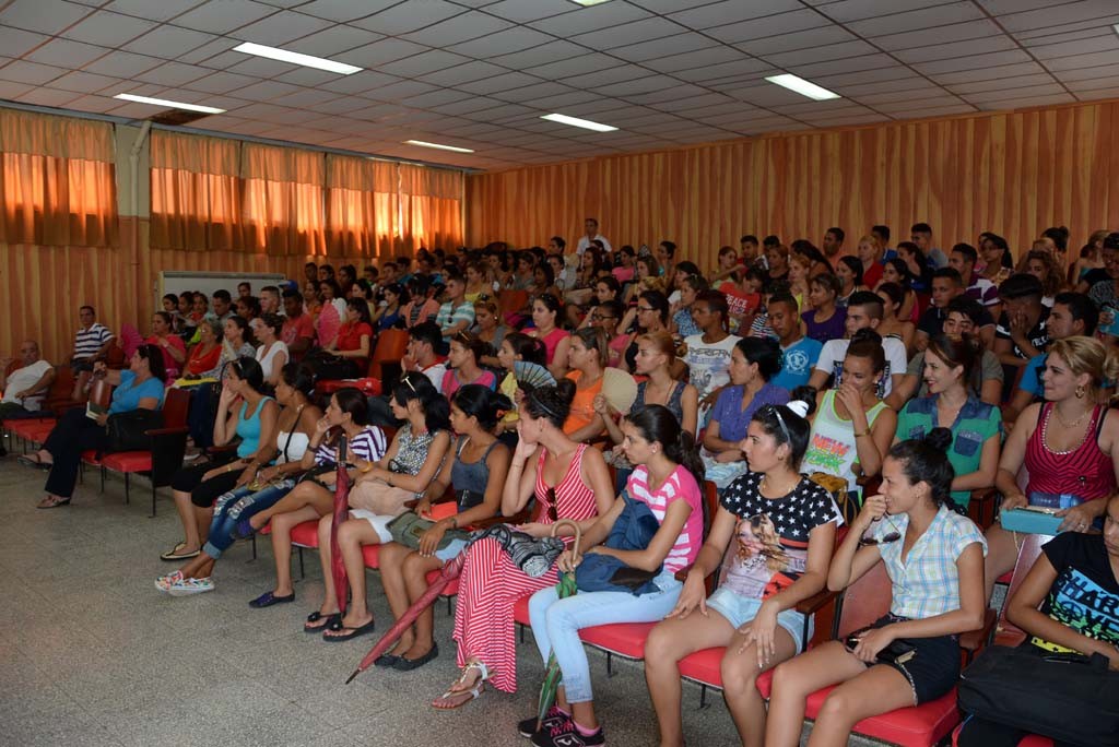 Encuentro del Dr.C. Reynaldo Velázquez Zaldívar, Rector de la Universidad de Holguín, con estudiantes de primer año de la Facultad de Ciencias Económicas y Administración. Efectuado el 12 de septiembre de 2016 en la Sede Oscar Lucero Moya. UHO FOTO/Luis Ernesto Ruiz Martínez.