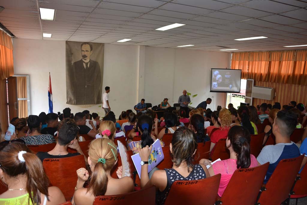 Encuentro del Dr.C. Reynaldo Velázquez Zaldívar, Rector de la Universidad de Holguín, con estudiantes de primer año de la Facultad de Ciencias Económicas y Administración. Efectuado el 12 de septiembre de 2016 en la Sede Oscar Lucero Moya. UHO FOTO/Luis Ernesto Ruiz Martínez.
