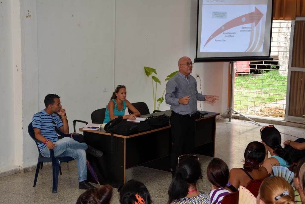 Encuentro del Dr.C. Reynaldo Velázquez Zaldívar, Rector de la Universidad de Holguín, con estudiantes de primer año de la Facultad de Ciencias Económicas y Administración. Efectuado el 12 de septiembre de 2016 en la Sede Oscar Lucero Moya. UHO FOTO/Luis Ernesto Ruiz Martínez.