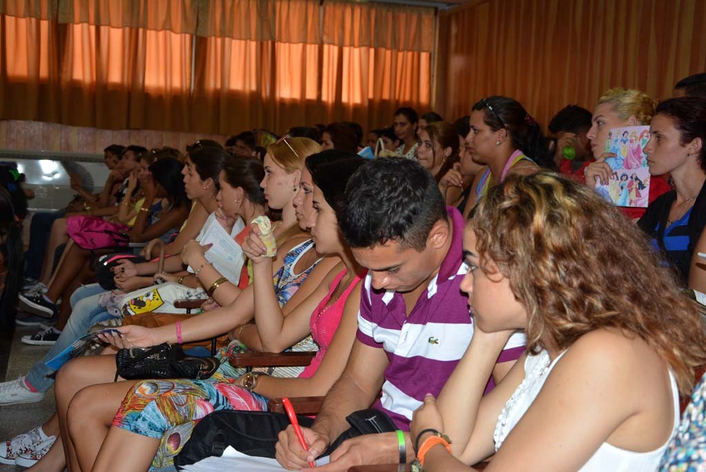 Encuentro del Dr.C. Reynaldo Velázquez Zaldívar, Rector de la Universidad de Holguín, con estudiantes de primer año de la Facultad de Ciencias Económicas y Administración. Efectuado el 12 de septiembre de 2016 en la Sede Oscar Lucero Moya. UHO FOTO/Luis Ernesto Ruiz Martínez.