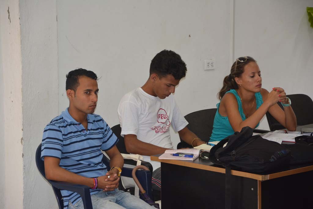 Dirigentes de la FEU acompañan al Dr.C. Reynaldo Velázquez Zaldívar, Rector de la Universidad de Holguín, en el encuentro con estudiantes de primer año de la Facultad de Ciencias Económicas y Administración. Efectuado el 12 de septiembre de 2016 en la Sede Oscar Lucero Moya. UHO FOTO/Luis Ernesto Ruiz Martínez.