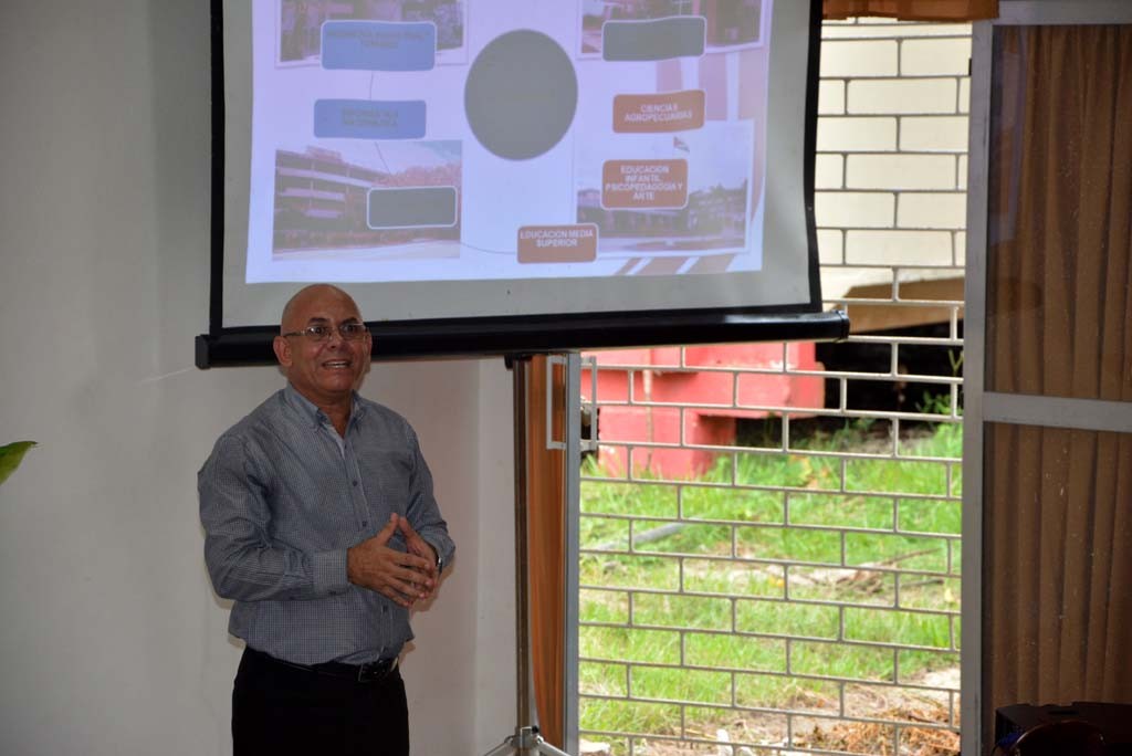 Encuentro del Dr.C. Reynaldo Velázquez Zaldívar, Rector de la Universidad de Holguín, con estudiantes de primer año de la Facultad de Ciencias Económicas y Administración. Efectuado el 12 de septiembre de 2016 en la Sede Oscar Lucero Moya. UHO FOTO/Luis Ernesto Ruiz Martínez.