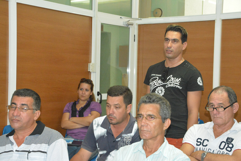 Estudiantes del Curso de Capacitación del Proceso Inversionista en la zona oriental compartieron sus impresiones sobre las conferencias recibidas. Desarrollado en el área docente de FORMATUR, el 27 de septiembre de 2016. Foto: Yudith Rojas Tamayo.