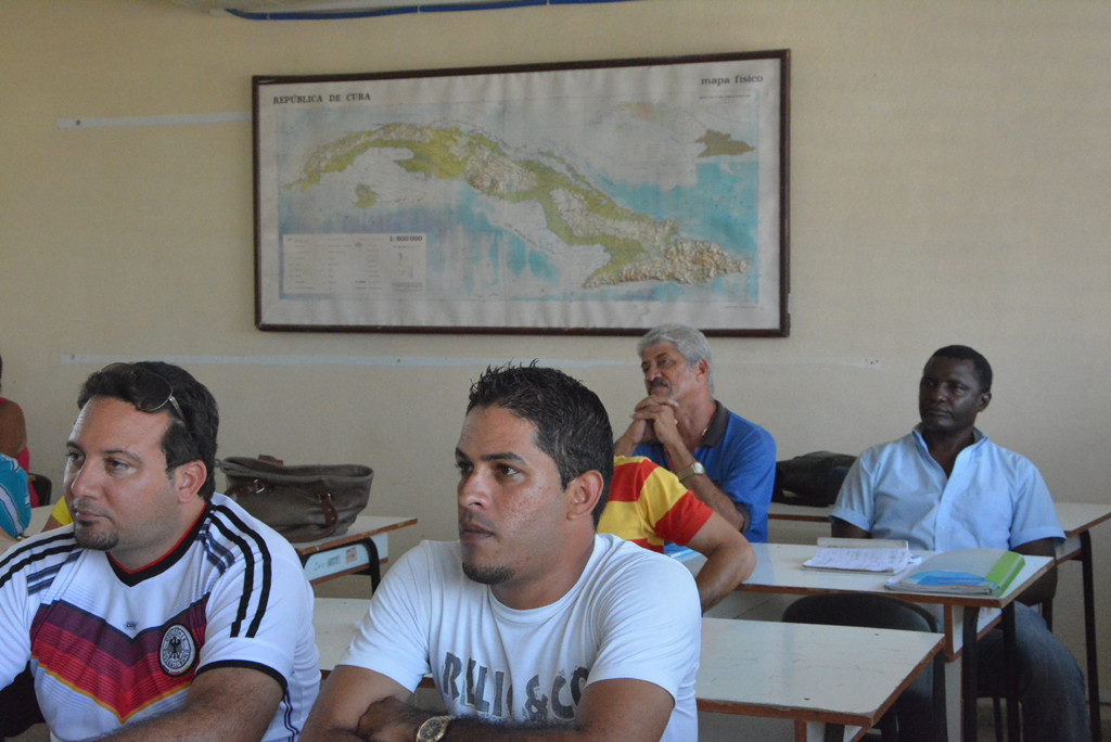 Estudiantes del Curso de Capacitación del Proceso Inversionista en la zona oriental compartieron sus impresiones sobre las conferencias recibidas. Desarrollado en el área docente de la UNAICC, el 27 de septiembre de 2016. Foto: Yudith Rojas Tamayo.