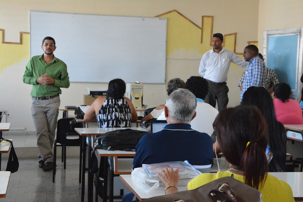 Viceministro de Economía y Planificación comprobó marcha del Curso de Capacitación del Proceso Inversionista en la zona oriental. Desarrollado en el área docente de la UNAICC, el 27 de septiembre de 2016. Foto: Yudith Rojas Tamayo.