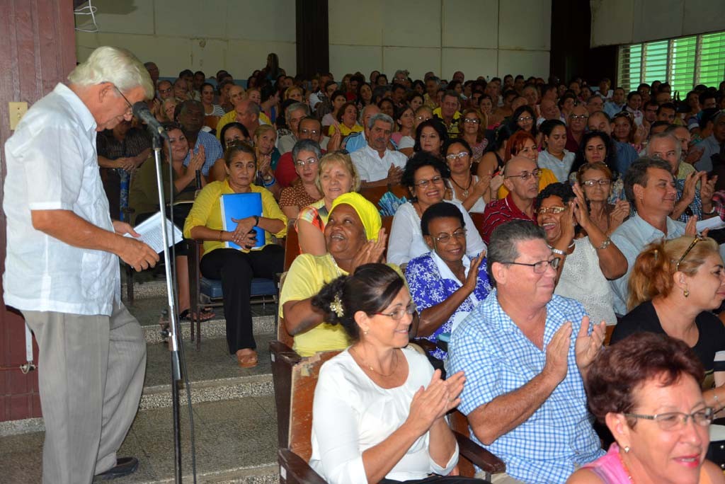 Un aplauso por el cumpleaños 80 del Dr.C. Roberto Rodríguez Córdova. El primer claustro correspondiente al curso escolar 2016-2017, se desarrolló en la sede José de la Luz y Caballero, de la Universidad de Holguín. UHO-FOTO/Luis Ernesto Ruiz Martínez-Dircom