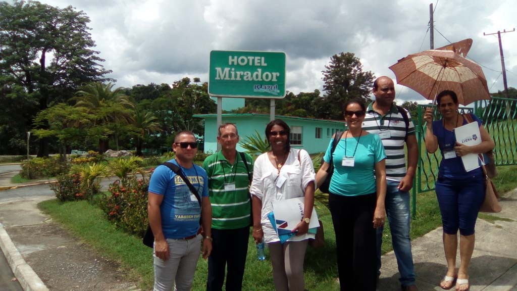 Parte de la delegación de Holguín intercambia con delegados de la Universidad de La Habana y de la Universidad de Las Tunas.